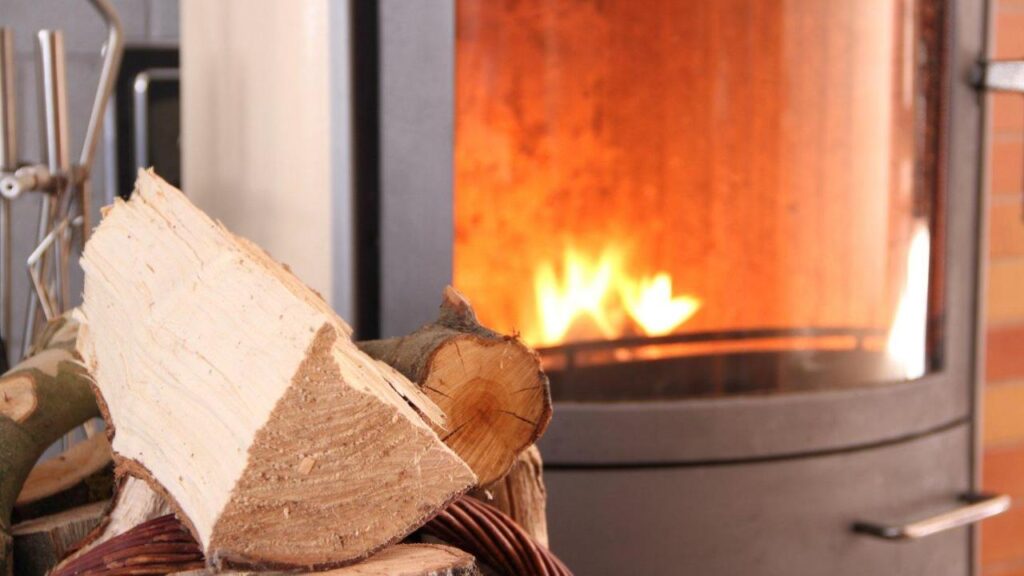 Buche de bois devant un poele