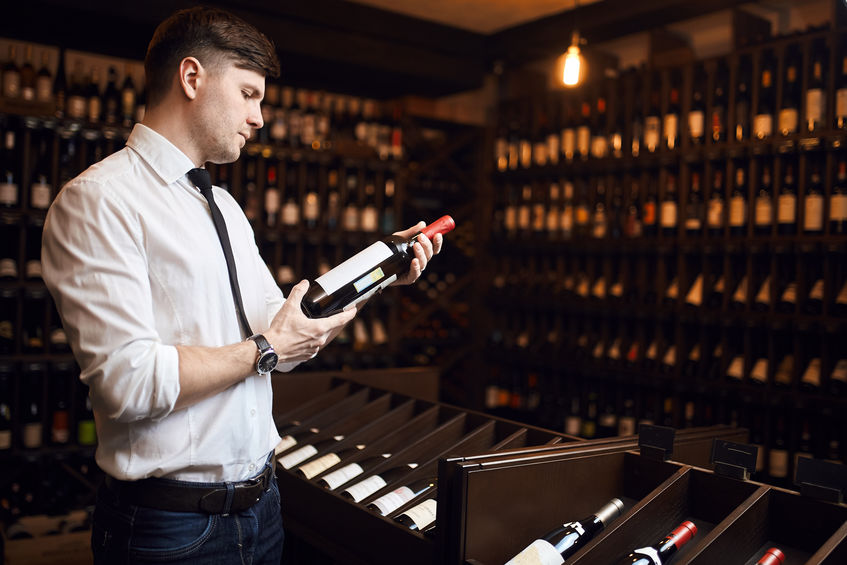 Œnologue dans une cave à vin