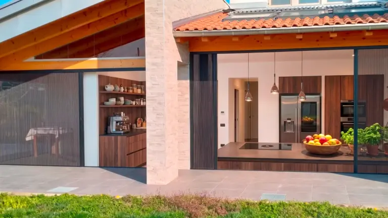 Installation d'une moustiquaire pour protéger des aliments