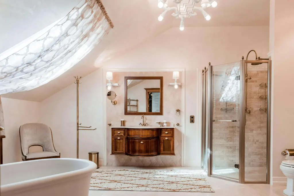 Salle de bain de luxe avec baignoire et grand tapis