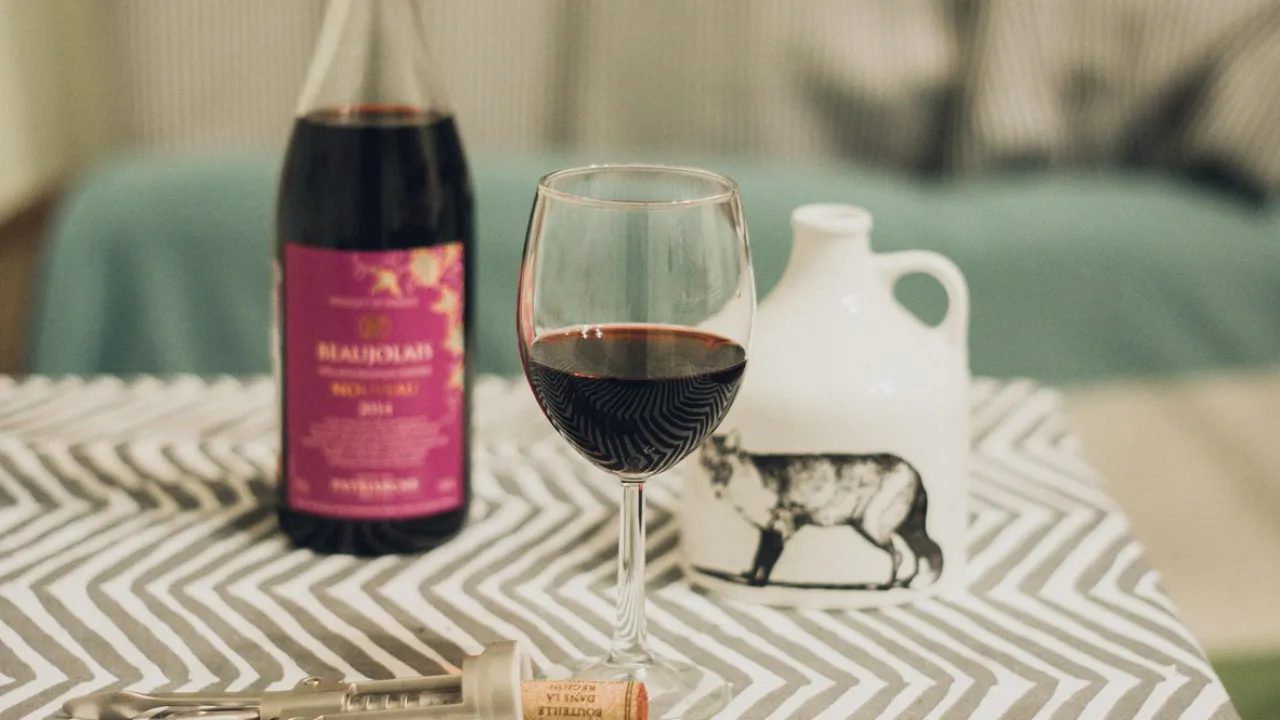 Verre et bouteille de vin rouge du Beaujolais