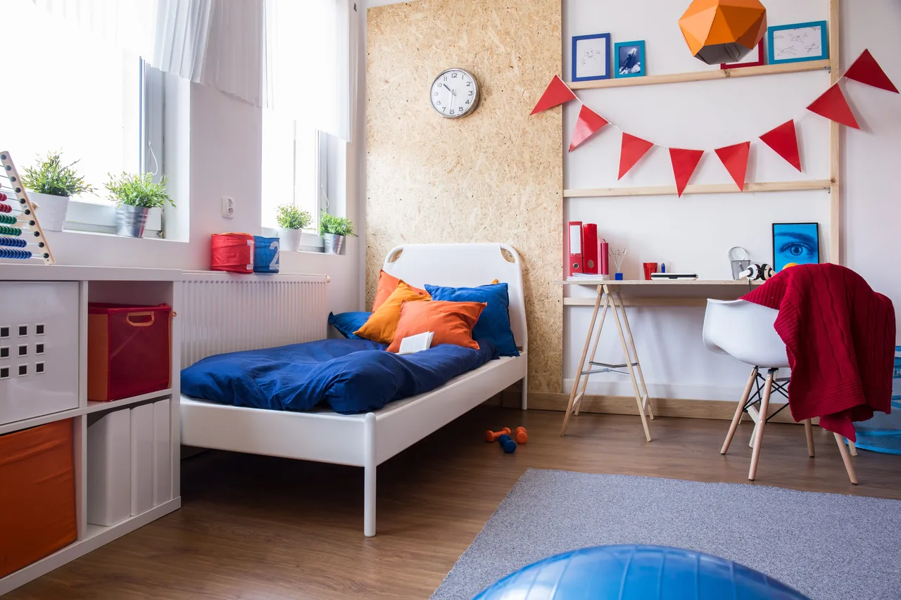 Lit et bureau dans chambre enfant
