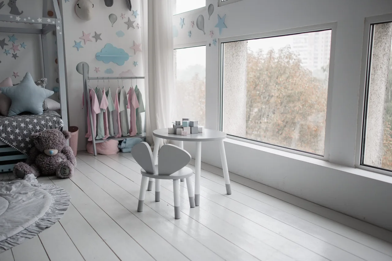 Petit mobilier dans chambre enfant lumineuse