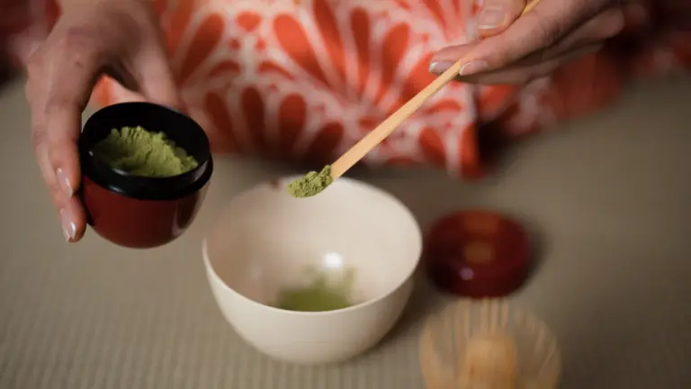 Préparation d'une tasse de matcha