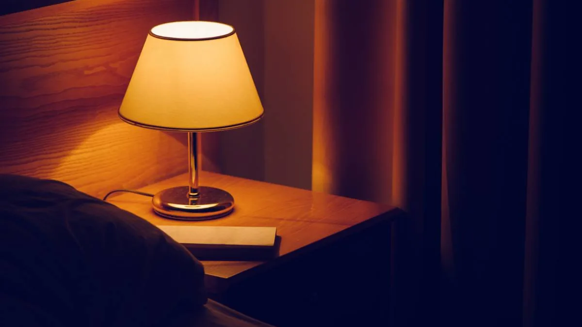 Lampe de chevet allumée dans une chambre
