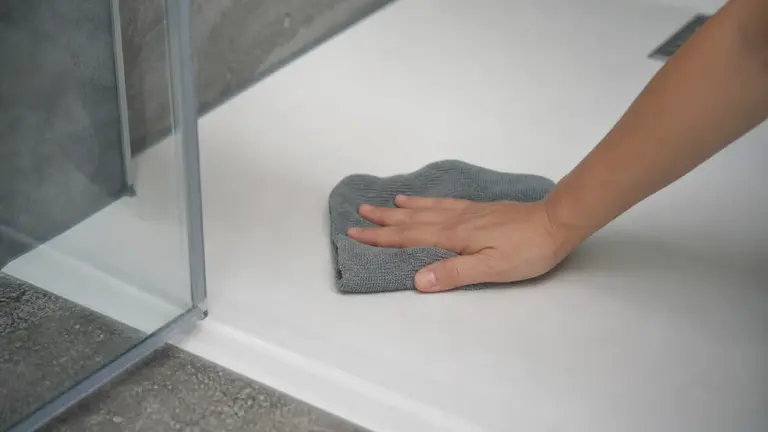 Nettoyage d'un receveur de douche en résine avec chiffon microfibre