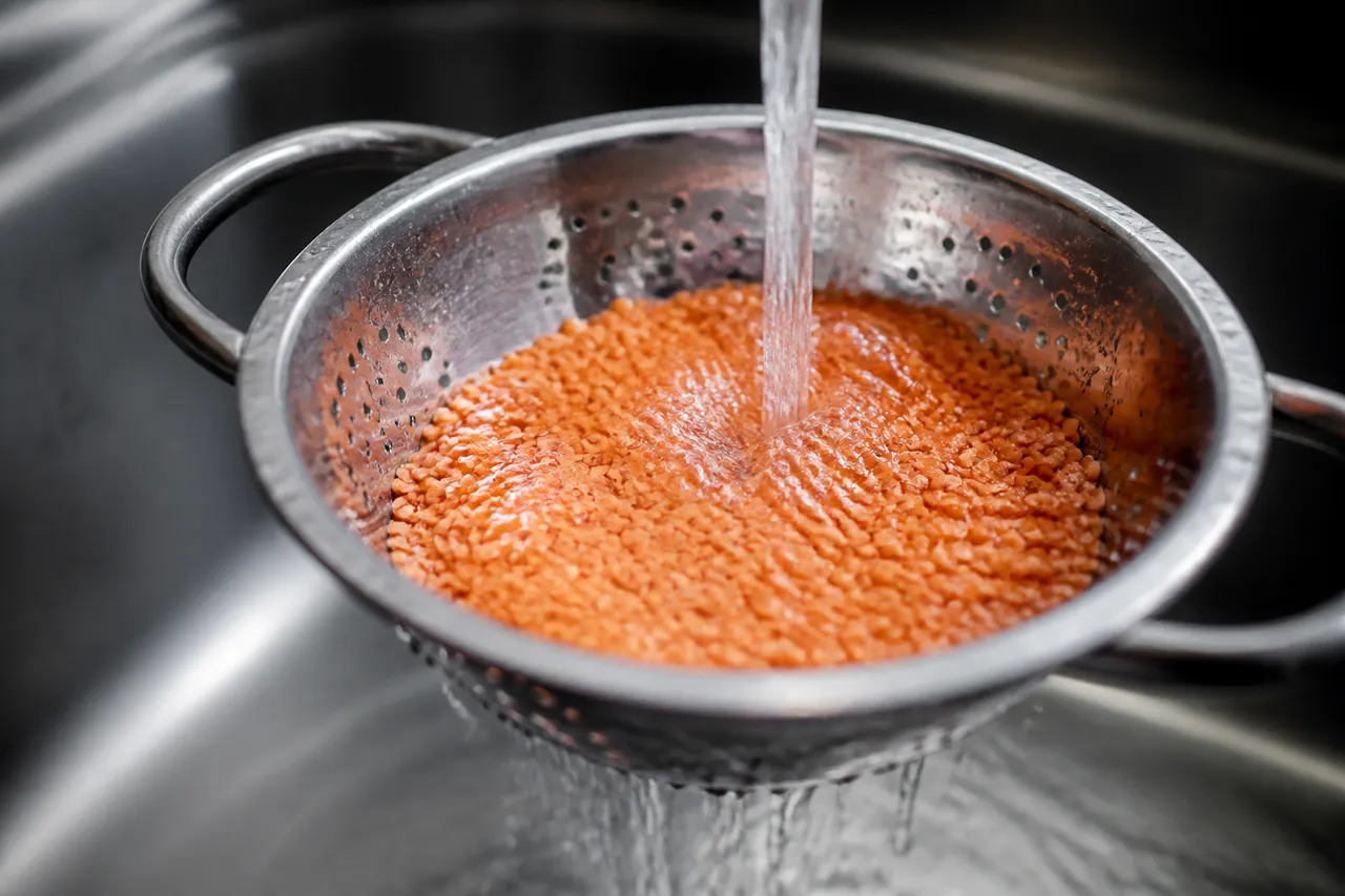 Rinçage des lentilles corail avant cuisson